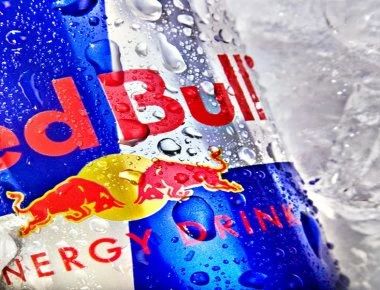 Δεν φαντάζεστε τι βρήκε στον πάτο κουτιού Red Bull που ήπιε! (βίντεο)